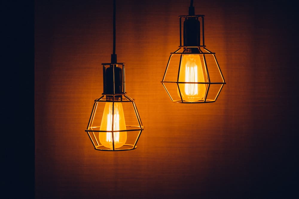 Como e por que instalar luminárias pendentes nos ambientes?