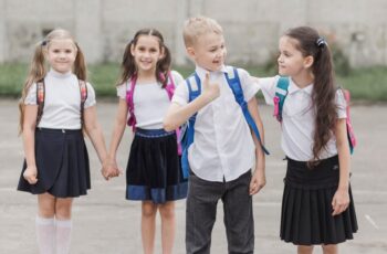 Criança indo para escola