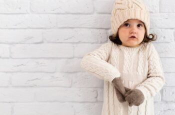 Criança vestida para o inverno