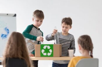 Crianças aprendendo a reciclar